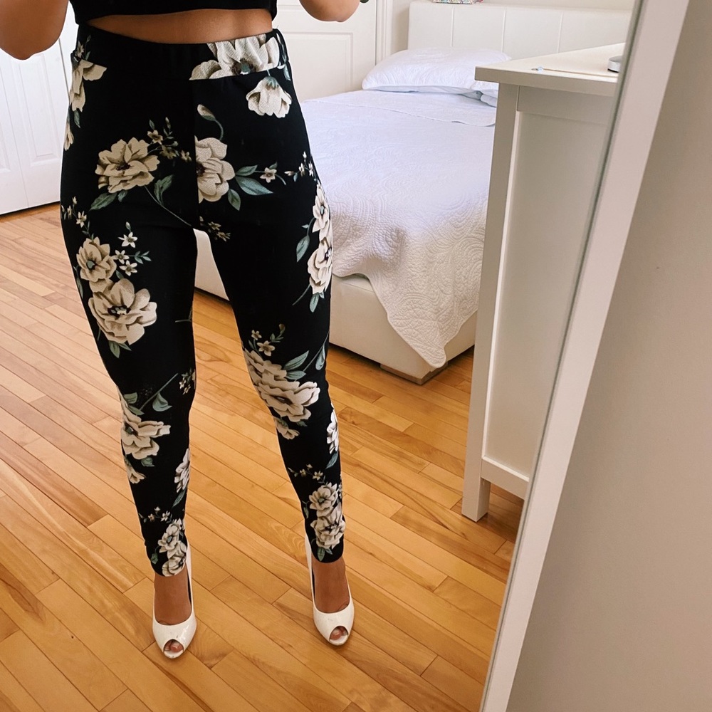 CLASSY BLACK LEGGINGS WITH FLOWERS SMALL SHEIN